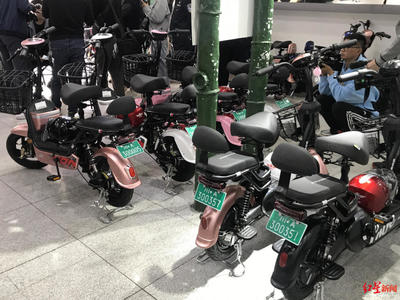 買了車就能上路 成都全國(guó)首創(chuàng)電動(dòng)自行車“帶牌銷售”新政解讀